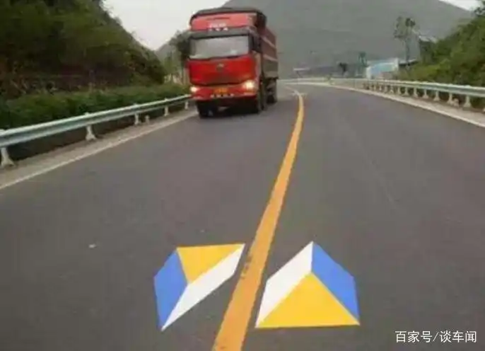 高速常见交通标志含义你知道吗？彩色禁止超车标志要注意