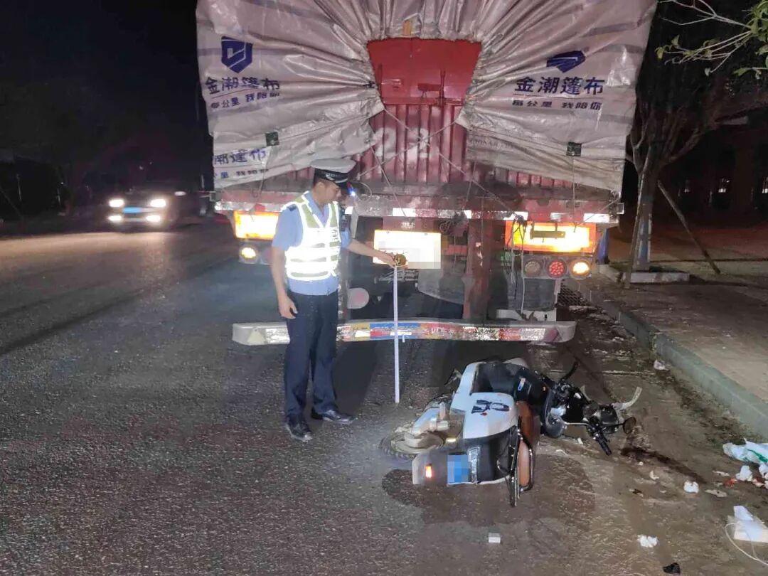 14岁骑车带人撞上半挂车，这些未成年人事故案例要警惕