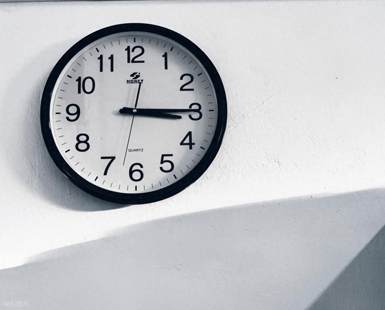 高速服务区超时费引争议,货车司机和自驾族深受其害