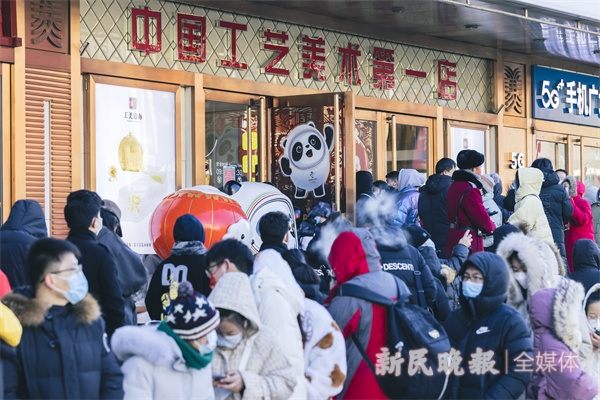 北京王府井:冬奥会吉祥物冰墩墩玩偶难买,商店门口排大队