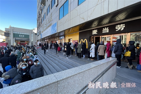 北京王府井:冬奥会吉祥物冰墩墩玩偶难买,商店门口排大队