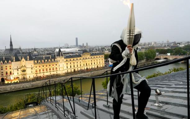 法国巴黎奥运纪念品受追捧,博物馆与收藏家竞相角逐拍品