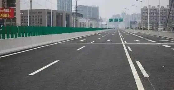 高速交通标志全知道:导流线、车道分界线、减速标线等要点
