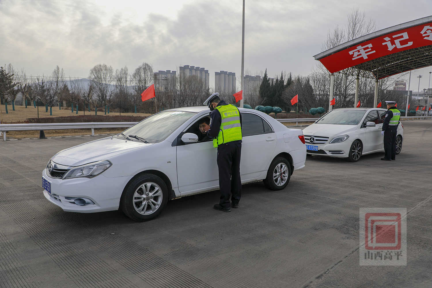 春节高速交警坚守一线，保市民旅客平安出行
