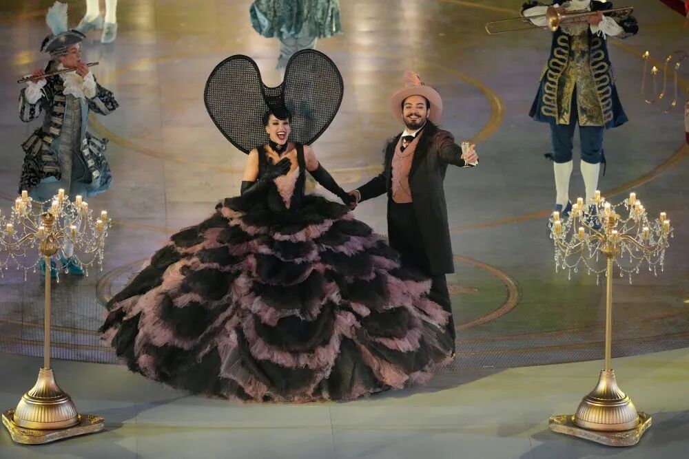 米兰冬奥会闭幕式精彩瞬间:志愿者致谢与各代表团入场等