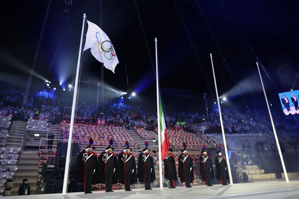 米兰冬奥会闭幕式精彩瞬间:志愿者致谢与各代表团入场等