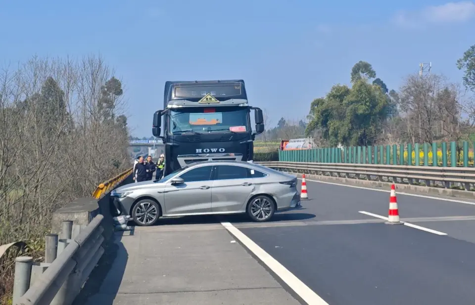 四川高速交警公布四起典型事故案例,警示驾驶员杜绝危险驾驶