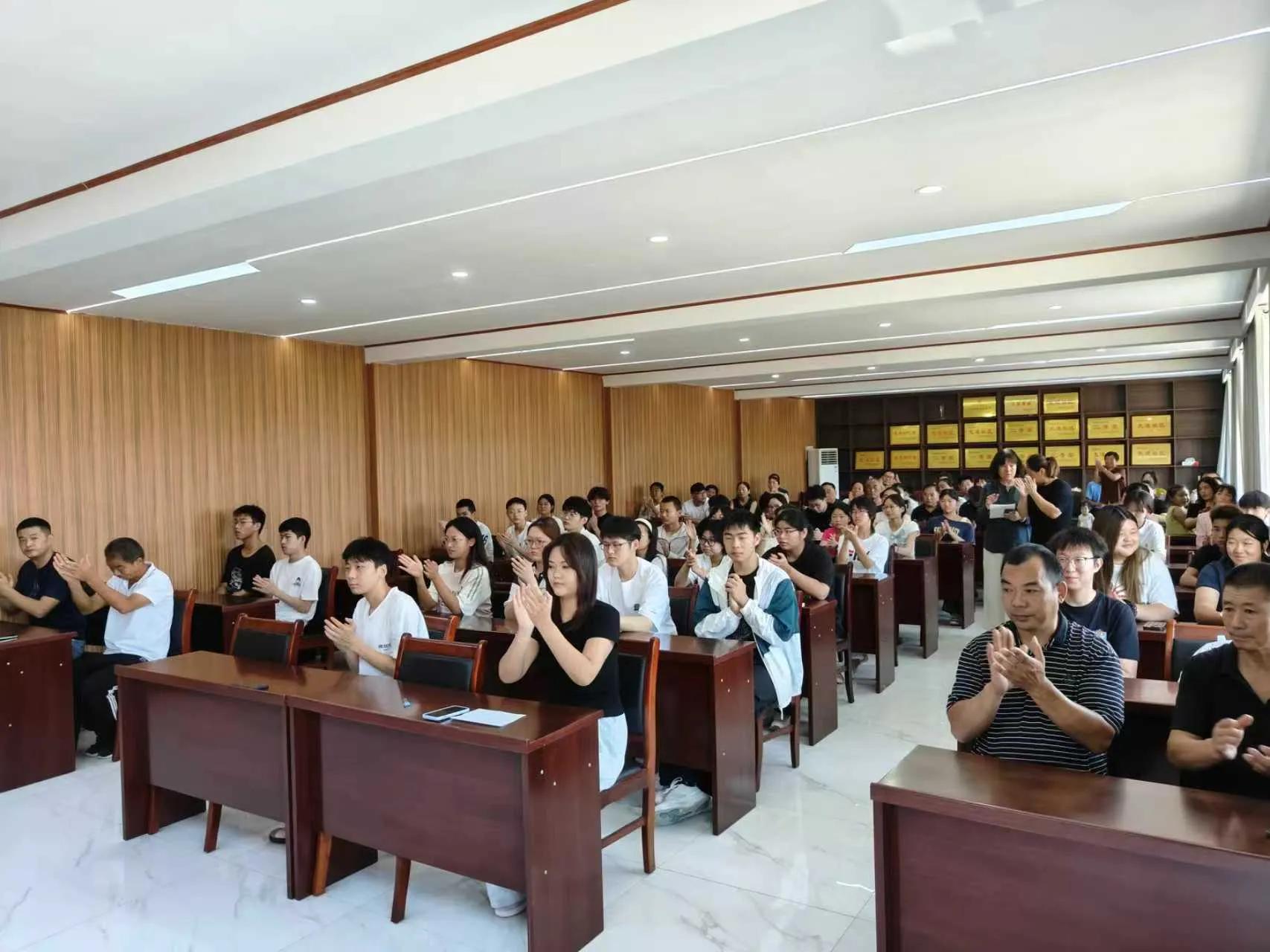 丹阳街道仝庄社区为大学和高中新生颁发最高 5000 元助学金