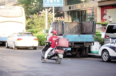 外卖送餐车成违章高发行业 无牌无证上路一次扣25分