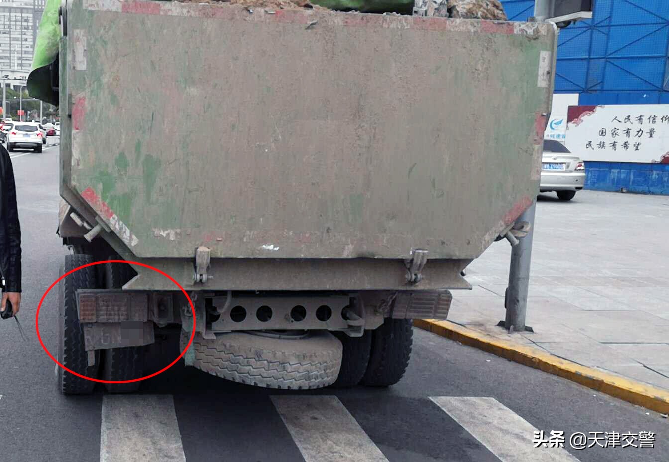 轻型自卸货车涉牌闯限行,司机领700元罚单记14分