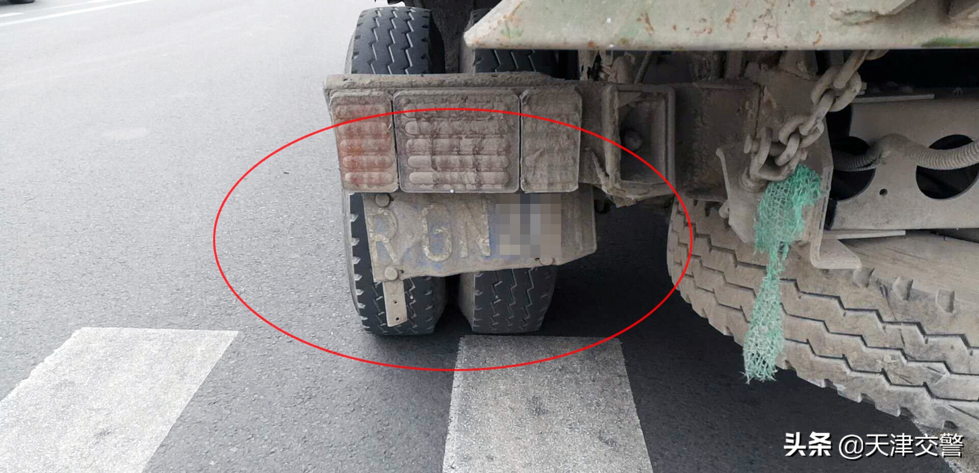 轻型自卸货车涉牌闯限行,司机领700元罚单记14分